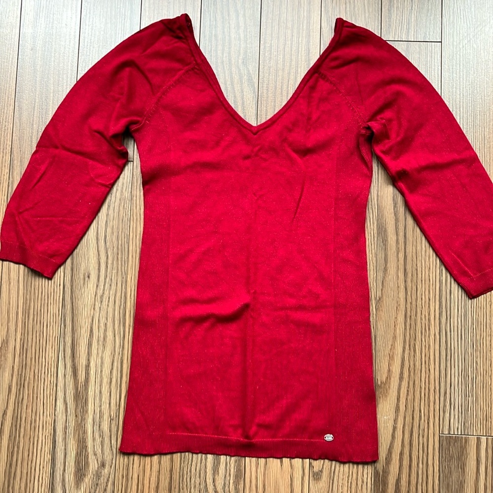 Guess v-neck 3/4 sleeve sweater size medium